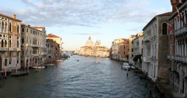VENICE, İtalya - 13 Ağustos 2017: Venedik 'teki Büyük Kanal, Saint Mary of Health bazilikası, sakin manzara, İtalya' da sabah güneşi