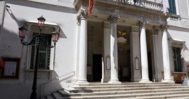 La Fenice Tiyatrosu, güneşli bir yaz gününde eğim manzaralı Venedik, İtalya 'da açık mavi gökyüzü