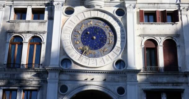 Часовая башня Святого Марка в Венеции с золотыми знаками зодиака, чистое голубое небо в Италии — стоковое видео