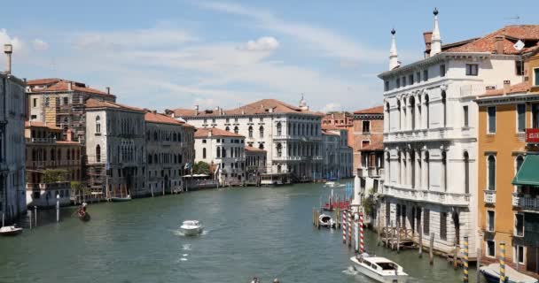 Canal Grande i Venedig, blå himmel i en solig sommar i Italien — Stockvideo