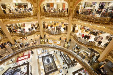 PARIS - 6 Kasım 2019 Lancome ve Clarins 'in Paris' teki galerileri Lafayette 'in iç kısımları
