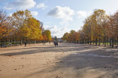 PARİS - 7 Kasım 2019: Tuileries Bahçesi, güneşli bir sonbahar gününde Paris 'te insanlarla yürüyüş, geniş açı