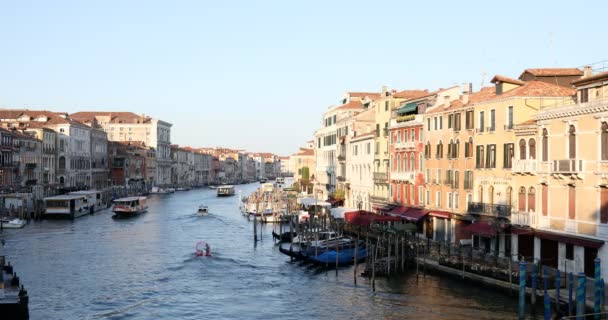 Grand Canal v Benátkách za slunečného rána, jasná modrá obloha v létě v Itálii — Stock video