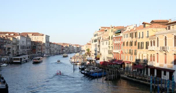 Grande Canal em Veneza em uma manhã ensolarada, céu azul claro no verão na Itália Filmagem De Bancos De Imagens Sem Royalties