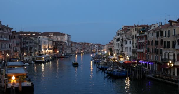 Canal Grande in Venedig beleuchtet, Boot am frühen Morgen im Sommer in Italien — Stockvideo