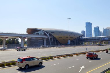 DUBAI, BİRLİK ARAB EMIRATES - 22 Kasım 2019 Dubai metro istasyonu manzaralı güneşli bir günde, açık mavi gökyüzü