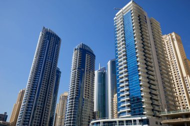 Dubai Marina gökdelenleri güneşli bir günde, Dubai 'de açık mavi gökyüzü