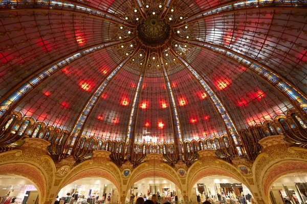 Paris Novembro 2019 Galerias Lafayette Interior Cúpula Com Luzes Vermelhas — Fotografia de Stock