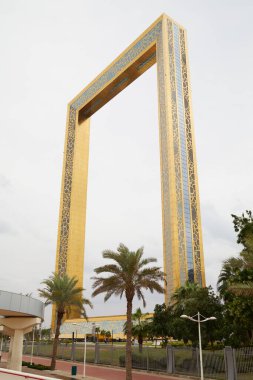 Dubai, BİRLİK ARAB EMIRATES - 21 Kasım 2019 Dubai Frame, bulutlu bir günde altın gözlem merkezi