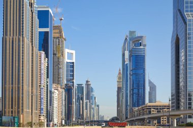 Dubai, BİRLİK ARAB EMIRATES - 23 Kasım 2019: Şeyh Zayed Yolu manzaralı modern gökdelenler güneşli bir günde, mavi gökyüzü