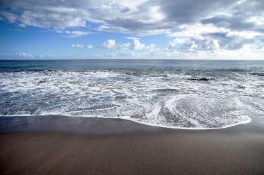 Güzel okyanus manzarası, Tenerife, Kanarya Adaları'ince kara bulutlar ile