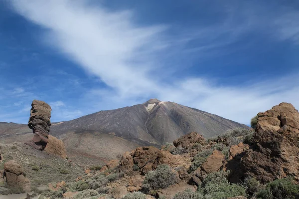 Pico del Teide s Roque Cinchado v popředí, Tenerife, Kanárské ostrovy — Stock fotografie