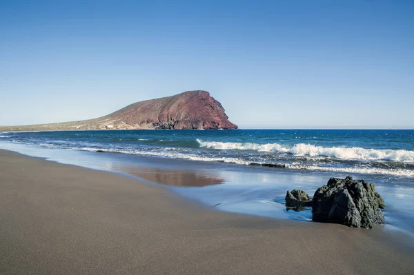 Playa de Tejita lisa con Montana Roja al fondo, en Tenerife, Islas Canarias — Foto de Stock