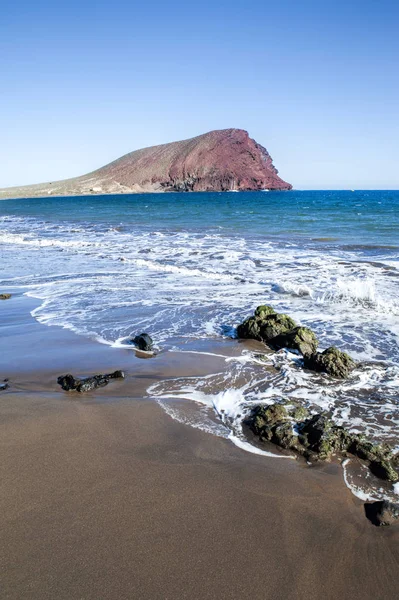 Playa de La Tejita y Montana Roja en el sur de Tenerife, Islas Canarias — Foto de Stock
