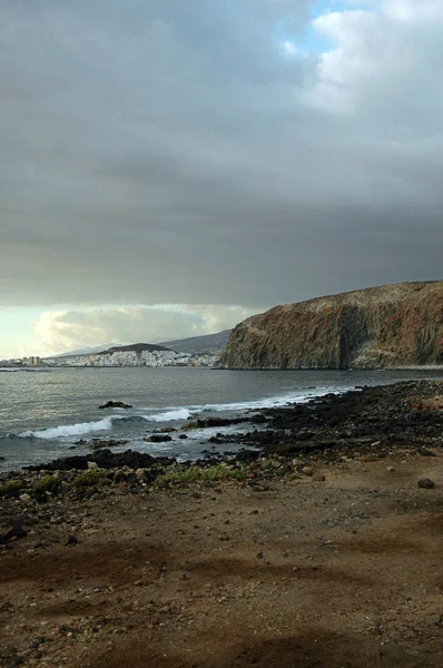 Vista hacia la playa y acantilados después de una fuerte lluvia en Palm-Mar, Tenerife, Islas Canarias — Foto de Stock