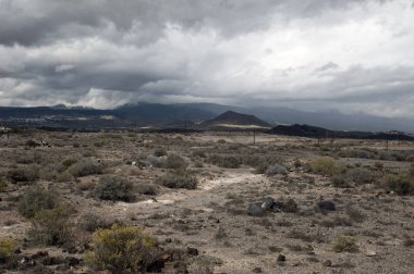 Kara bulut oluşumu Güney Tenerife, Kanarya Adaları dağlarda yukarıda