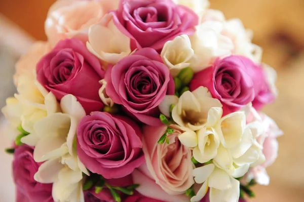 Нежный свадебный букет с розовыми розами и фрезиями — стоковое фото