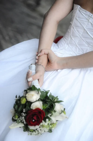 Noiva segurando um buquê de casamento colorido em suas costas — Fotografia de Stock