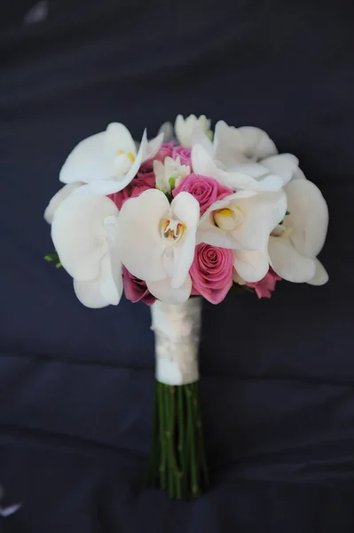 Bouquet de mariée de grandes orchidées isolées et de roses cyclamen — Photo