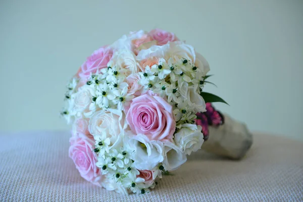 Hübsche Sommerhochzeitsstrauß mit verschiedenen Farben Rosen — Stockfoto