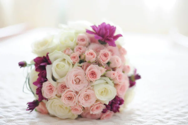 Eleganckie Suknie ślubne róże bukiet na białym tle niewyraźne — Zdjęcie stockowe