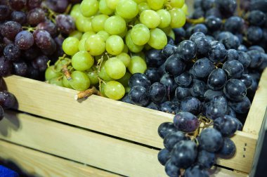 Ahşap palet farklı üzüm çeşitleri ile dolu