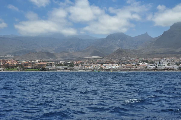 Dunne wolken boven anders zonnige zomerdag in Costa Adeje, Tenerife, Canarische eilanden — Stockfoto