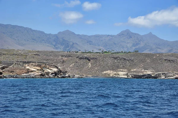 Vistas en capas desde el océano hacia Costa Adeje, Tenerife, Islas Canarias — Foto de Stock
