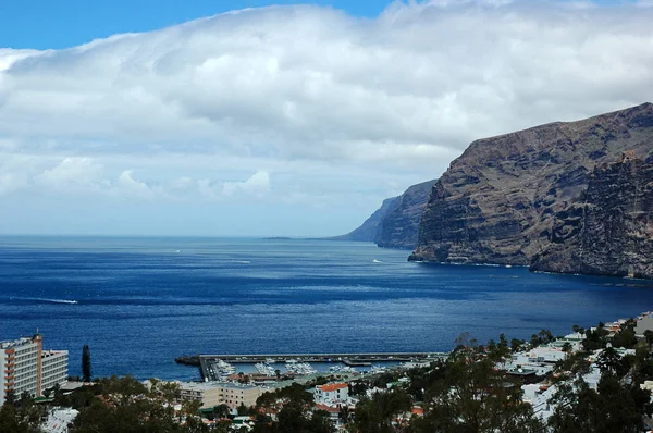 De gigantische rotsformaties bekend als Los Gigantes Tenerife, Canarische eilanden — Stockfoto