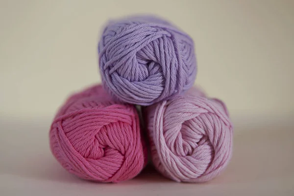 編み物、刺繍、かぎ針編みのプロジェクトをライラック、バラとピンクの綿の糸. — ストック写真