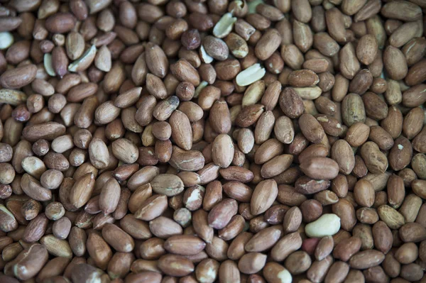 Antecedentes alimentarios - cacahuetes crudos en el mercado agrícola — Foto de Stock