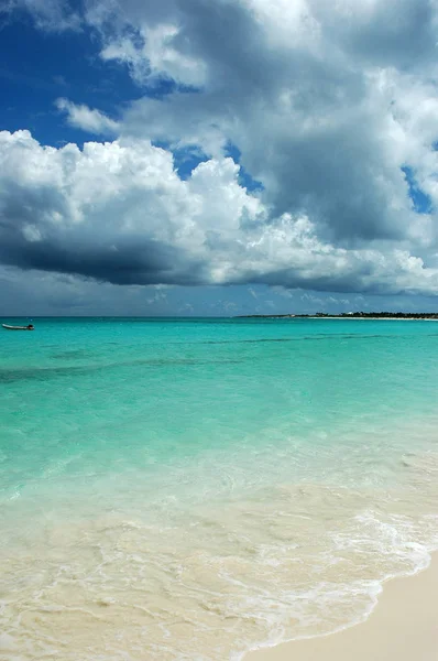 Feltűnő, egzotikus Karib-tengeri tájkép Anguilla, Brit tengerentúli terület — Stock Fotó