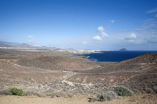 Sendero desde la cima de Montana Amarilla hacia el pueblo de Los Abriogs, Tenerife, Islas Canarias — Foto de Stock