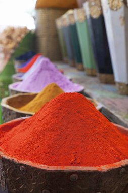 Doğal boya, renkli ve canlı pigment tozlar ahşap tencere