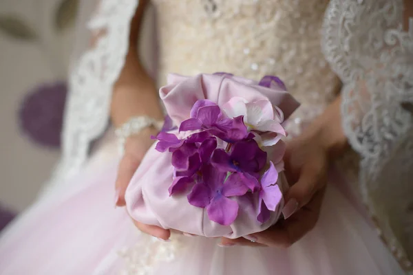Невеста, одетая в свадебное платье из тюля, с деликатной свадебной сумкой — стоковое фото