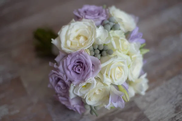 Delicado arreglo floral para la futura novia con rosas moradas y blancas — Foto de Stock