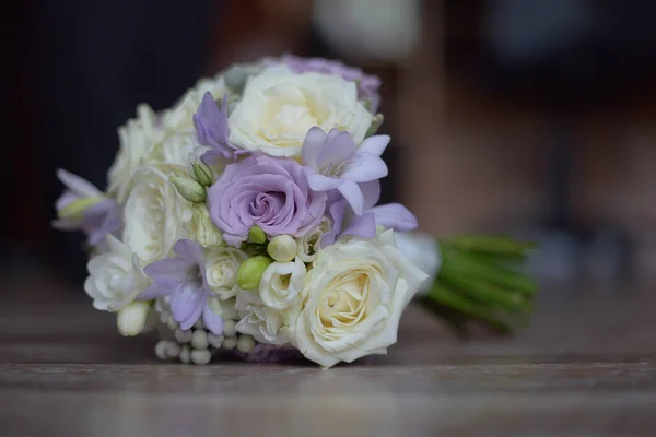 Delicate floral arrangement for the bride-to-be with purple and white roses — Stock Photo, Image