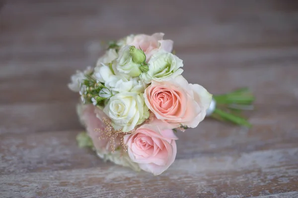 Delicate floral arrangement for the bride-to-be with pink and white roses — Stock Photo, Image