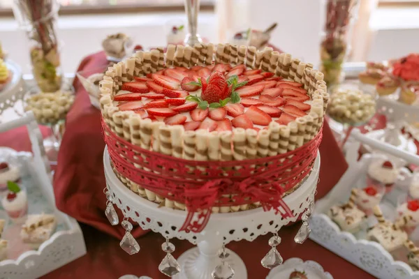 Lezzetli çilekli cheesecake, merkezinde bir olay ya da düğün.