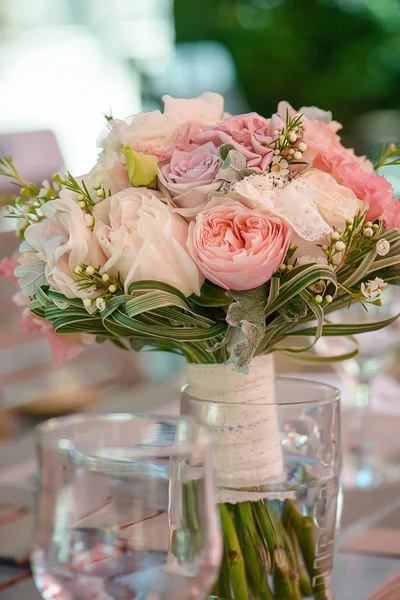 Pastel renk seçici odak içeren bir tablo peonies ve gül, dantel ve yeşilliklerle, sette featuring yuvarlak gelin buketi