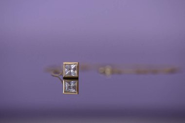 Soyut Altın zincir ve büyük kübik zirkon çerçevesini ayar kolye içinde