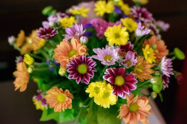 Çeşitli renk çiçekleri karanlık bir arka plan karşı konumlandırılmış bir rustik gelin düzenleme