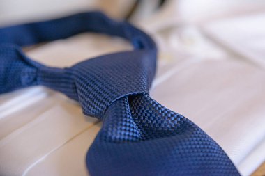 Beyaz bir arka plan bulanık üzerinde mavi kravat kırpılmış