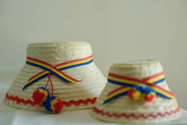 İki Romen geleneksel erkek şapka belirli ülkenin kuzeyinde için Tara Oasului - Oas ülke, Maramures, Romanya üzerinden