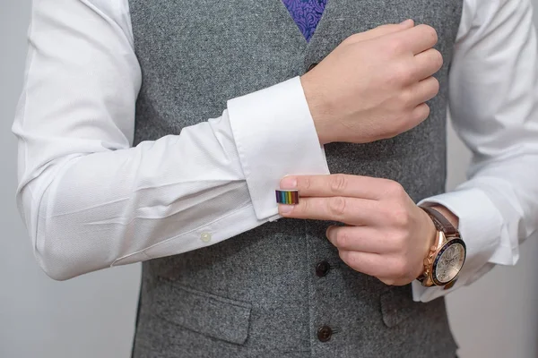 Шикарный молодой европеец в белой элегантной рубашке, сером жилете и фиолетовом галстуке, наряжается для официального мероприятия . — стоковое фото