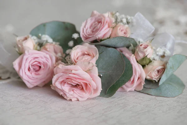 Rosas rosadas marchitas y ramilletes de hojas demasiado grandes, sobre una mesa después de la ceremonia de boda — Foto de Stock