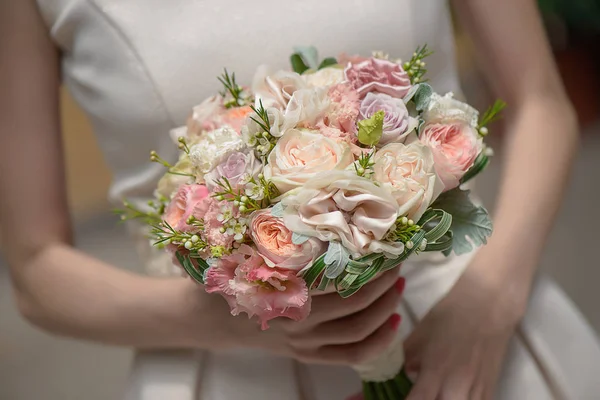 Горизонтальний знімок нареченої, що тримає пастельні кольори троянд і шовковий акцент весільний букет — стокове фото