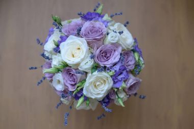 Lavanta ve gül ile mor tonlar Çiçek Aranjman koymak bir tabloda görüntülemek yukarıdan