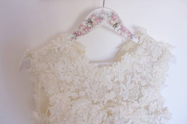 Kırpılmış, işlemeli gelinlik bir el yapımı boyalı hassas askı gelinin hazırlık için hazır asılı yatay çekim.