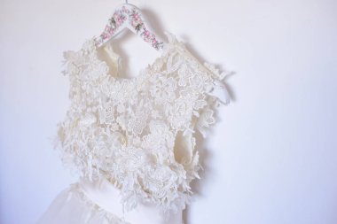 İnci gibi beyaz işlemeli gelinlik close-up elbise saten kemer ve tül akışı ile